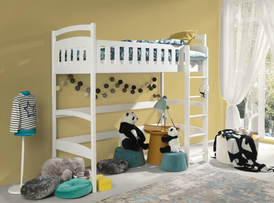 Weißes Hochbett für Kinder mit gemütlicher Spielecke und Pandabären unter dem Bettrahmen.