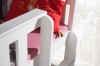 Detailansicht der sicher abgerundeten Kanten und der Leiterpfosten am weißen Etagenbett.