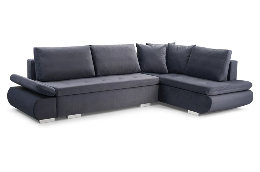 Perspektivische Ansicht eines dunkelgrauen L-förmigen Sofas mit Samtbezug und gemütlichen Kissen.