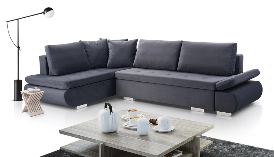 Modernes Ecksofa in Dunkelgrau mit gemütlichen Kissen im Wohnzimmer-Set.