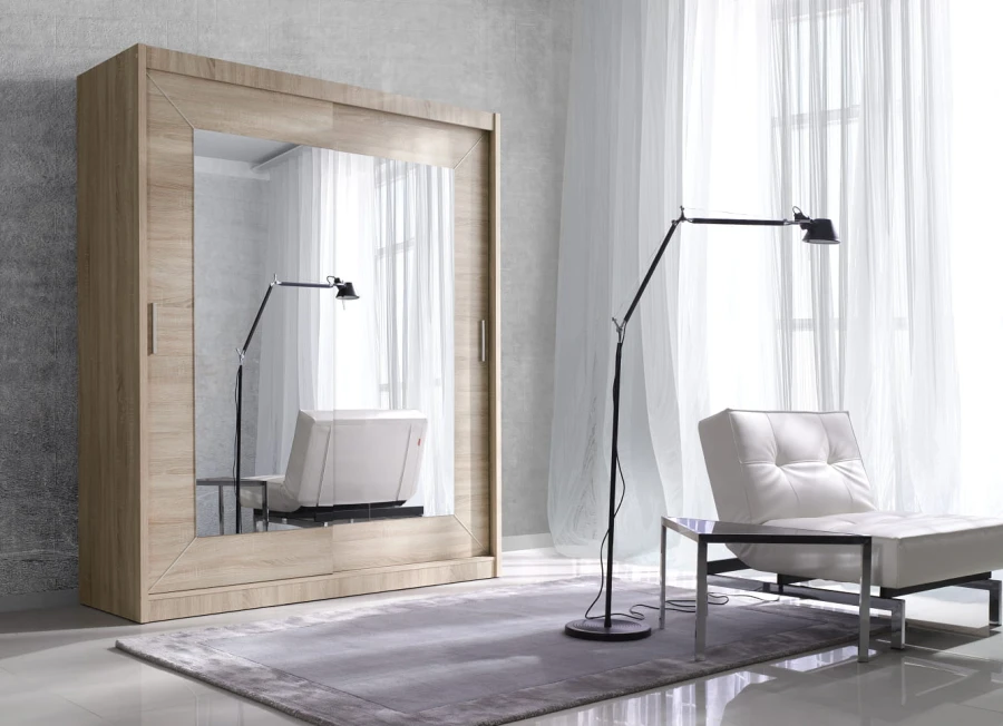 Moderner Schiebetürenschrank in Eiche-Optik mit großen Spiegeln im hell eingerichteten Schlafzimmer.