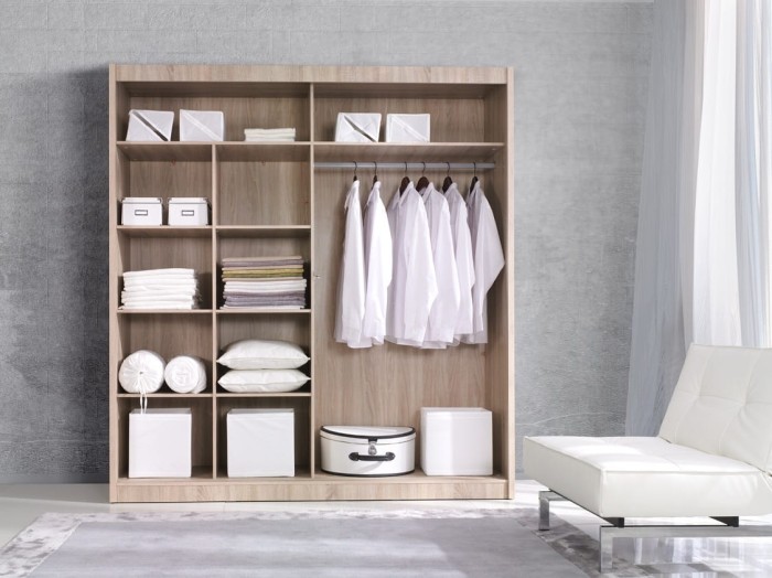 Großzügiger Stauraum im Kleiderschrank mit Kleiderstange und praktischer Facheinteilung für Wäsche.