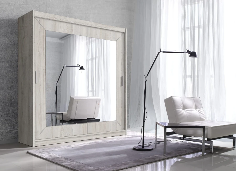 Schiebetürenschrank in hellem Holzdekor mit Spiegeltüren und modernem Design für das Schlafzimmer.