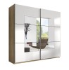 Moderner Schwebetürenschrank in Weiß und Eiche-Optik mit Spiegelzentrum.