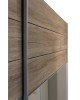 Detailansicht der Holzoberfläche und Metallgriffleiste am Kleiderschrank.