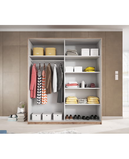 Strukturierter Kleiderschrank-Innenraum mit zwei Abteilen für optimale Ordnung.
