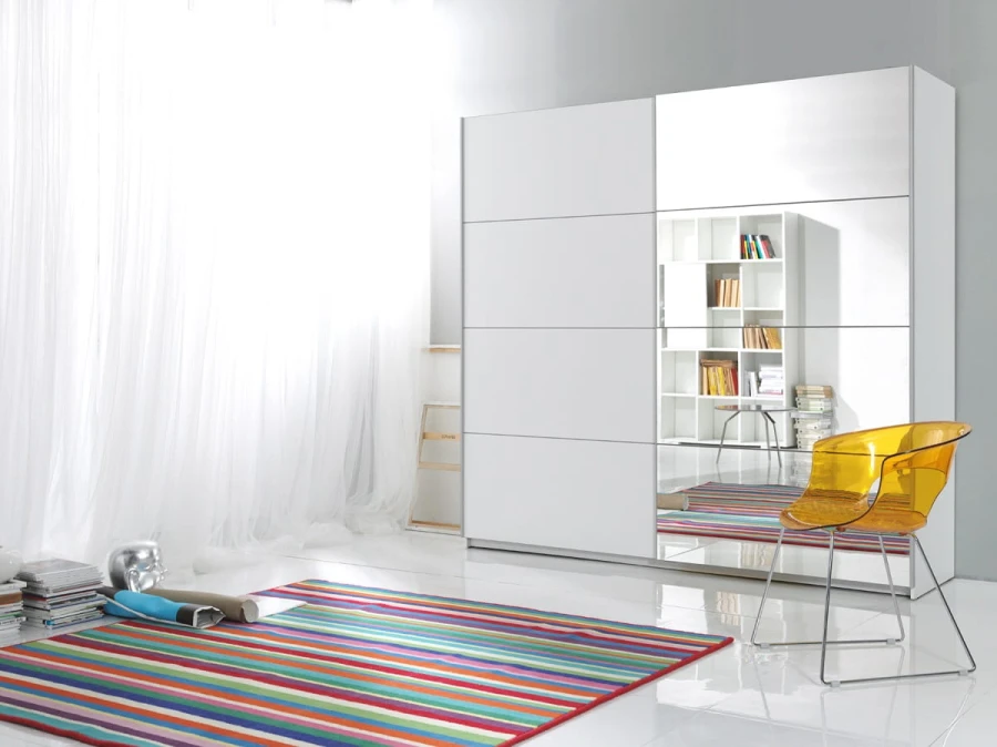 Weißer Schwebetürenschrank mit Spiegelfront, stilvoller Kleiderschrank für helle Räume.