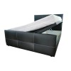 Schwarzes Polsterbett mit hochgeklappter Matratze und Bettkasten für Stauraum.