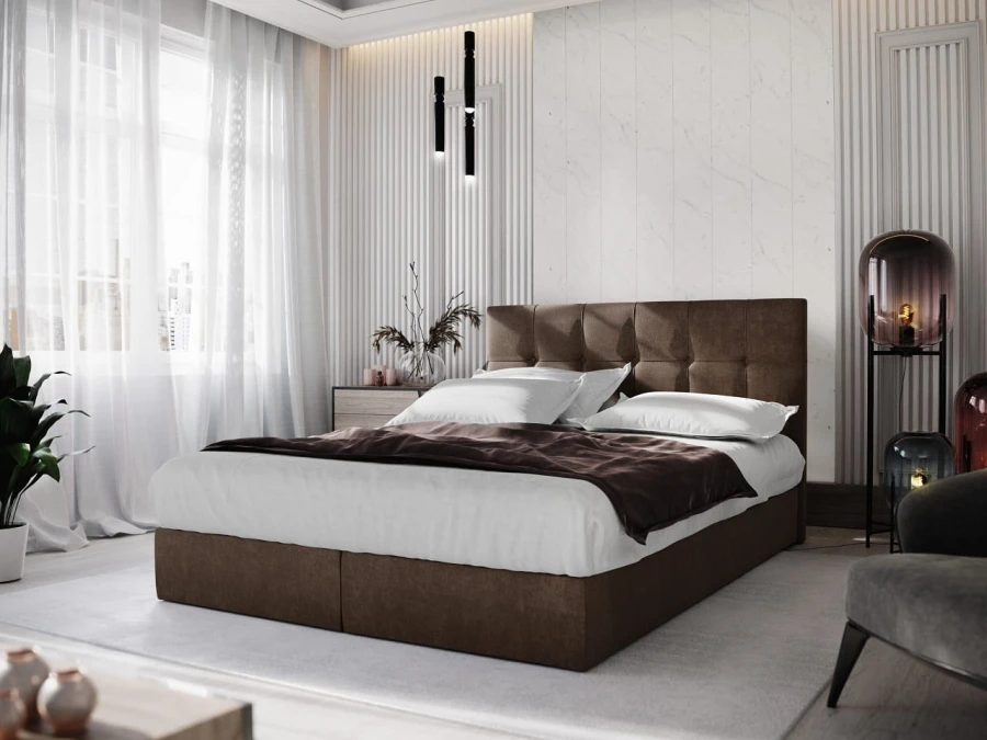 Braunes Boxspringbett mit abgestepptem Kopfteil in einem hellen Schlafzimmer.