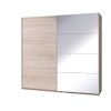 Zweitüriger Schwebetürenschrank in heller Eiche-Optik mit vierteiliger Spiegelfront.