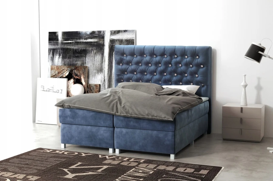 Blaues Boxspringbett mit gestepptem Kopfteil und Kristallknöpfen in modernem Schlafzimmer.