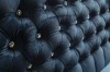Detailaufnahme: Blauer Samtbezug mit dekorativen Kristallsteinen am Kopfteil des Bettes.
