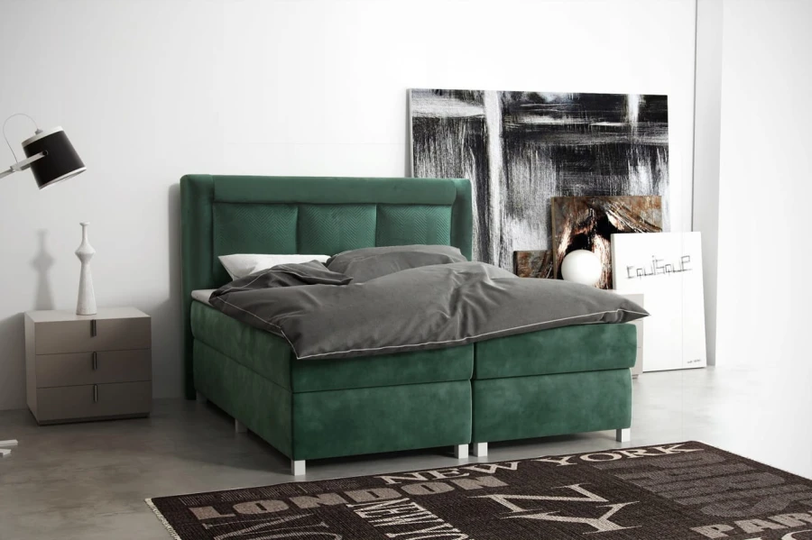 Grünes Boxspringbett mit rechteckig unterteiltem Kopfteil in eleganter Schlafzimmer-Deko.