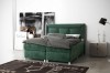 Grünes Boxspringbett aus Samt mit grauem Bettzeug in modernem Ambiente.