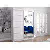 Weißer Schwebetürenschrank mit großer Spiegelfront im Wohnzimmer.