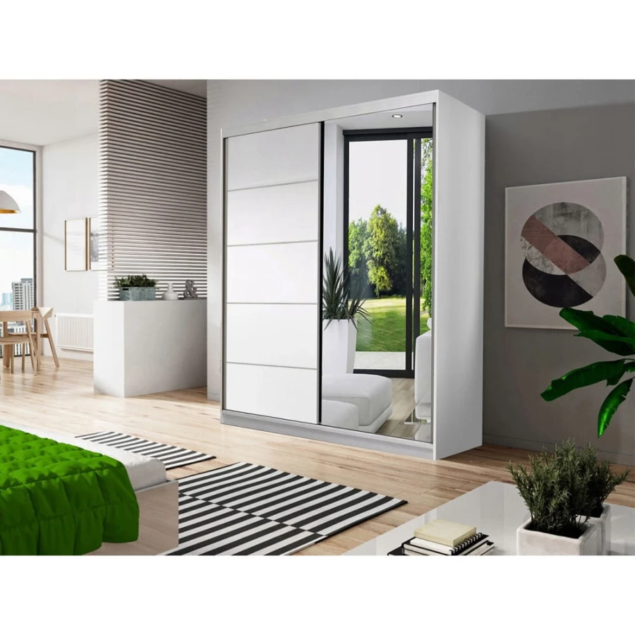 Moderner weißer Schwebetürenschrank mit Spiegel für das helle Schlafzimmer.