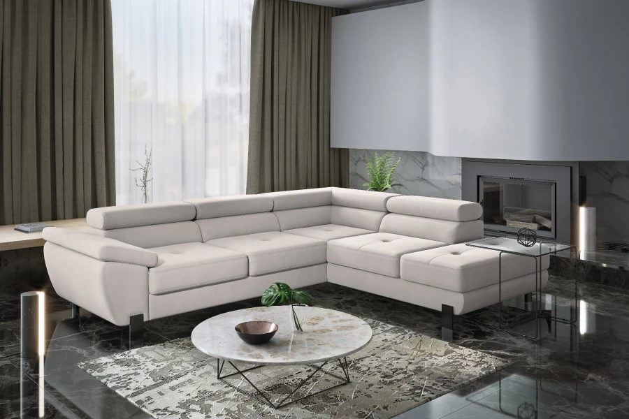 Luxuriöses cremefarbenes Ecksofa in modernem Wohnzimmer mit Kamin und Marmorboden.