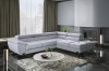 Hellgraues Design-Ecksofa in einem stilvollen Wohnzimmer mit Kamin-Ambiente.