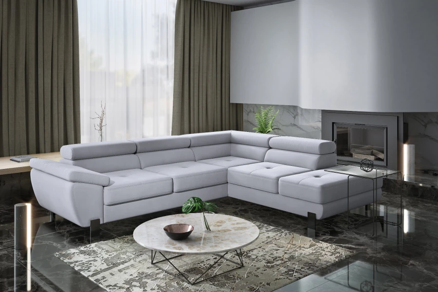 Hellgraues Design-Ecksofa in einem stilvollen Wohnzimmer mit Kamin-Ambiente.