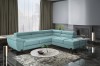 Modernes hellblaues Ecksofa im eleganten Wohnzimmer mit Kamin und Marmortisch.