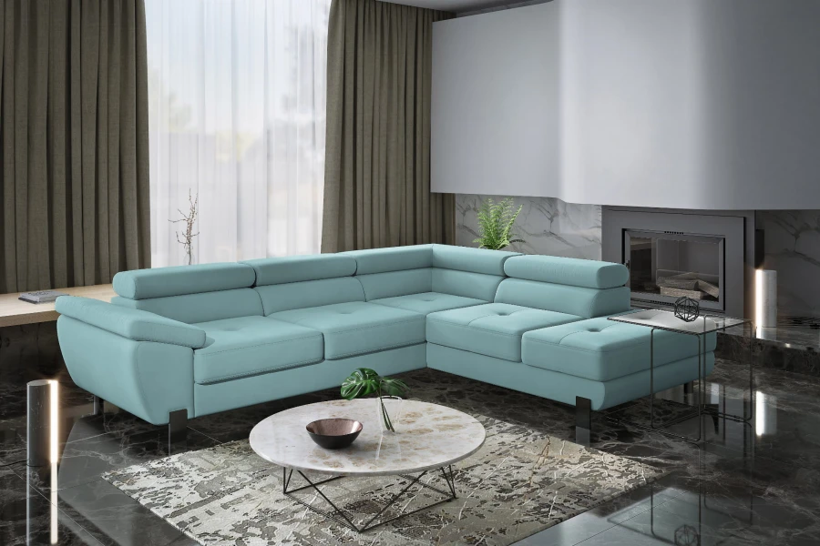Modernes hellblaues Ecksofa im eleganten Wohnzimmer mit Kamin und Marmortisch.