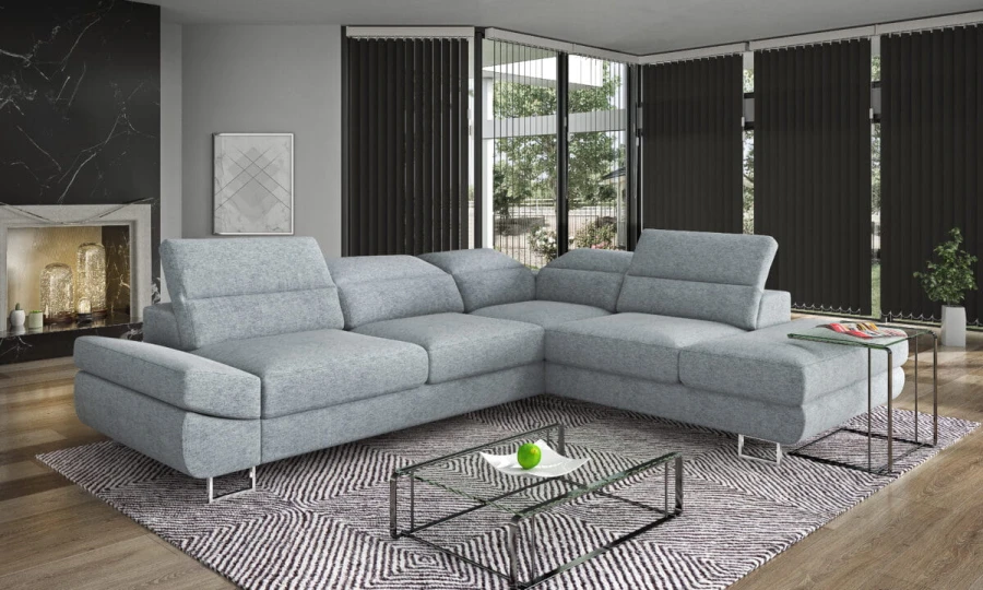 Modernes hellgraues Ecksofa auf gemustertem Teppich in Wohnzimmer mit Kamin.
