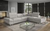 Lichtgraues Ecksofa in minimalistischem Wohnzimmer mit elegantem Glastisch.