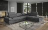 Modernes Ecksofa in Grau mit verstellbaren Kopfstützen und Glastisch im Wohnzimmer.