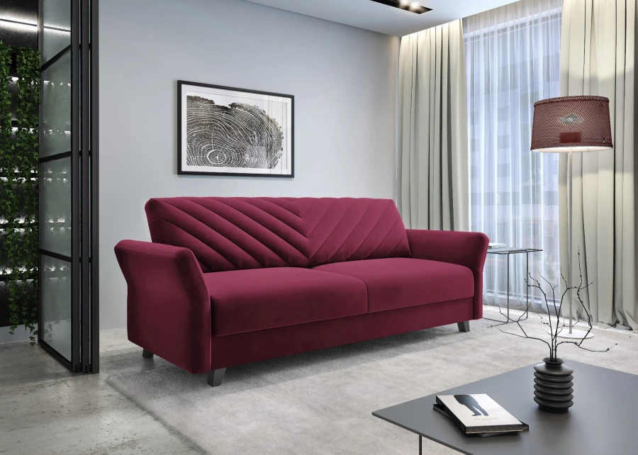 Elegantes weinrotes Samtsofa mit V-Steppung in modernem Wohnbereich.