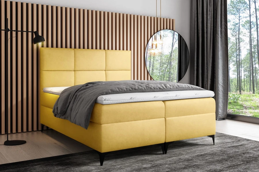 Gelbes Polsterbett im Boxspring-Stil vor einer dekorativen Holzlamellen-Wand.