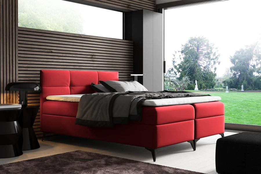 Modernes Boxspringbett in Rot, gepolstertes Kopfteil, Schlafzimmer mit Gartenblick.