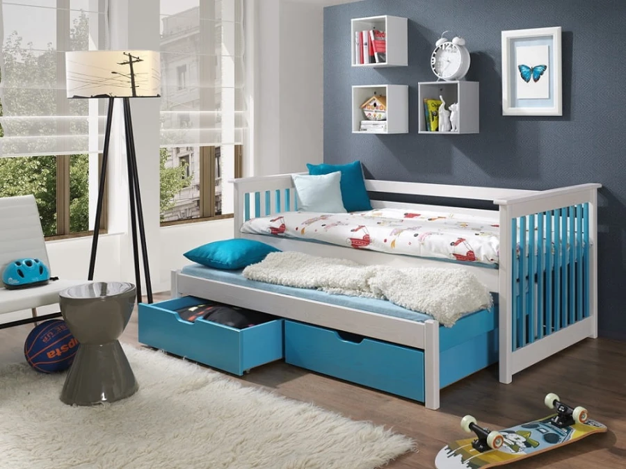 Weißes Kinderbett mit Ausziehbett und hellblauen Schubladen im skandinavischen Stil.