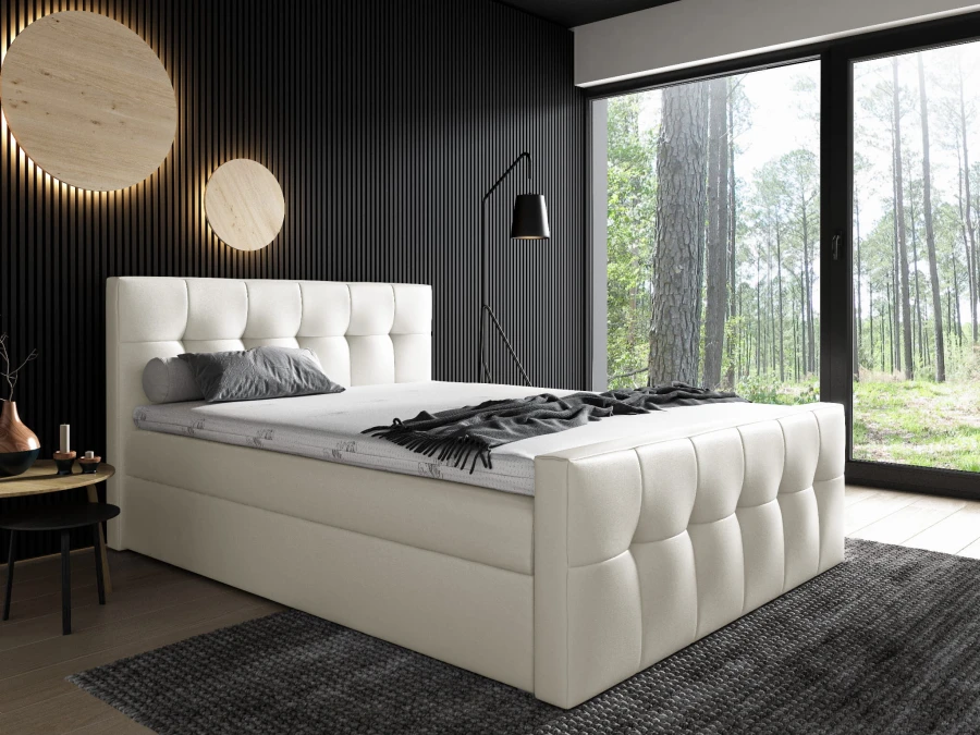 Modernes cremefarbenes Polsterbett mit gestepptem Kopfteil im Schlafzimmer mit Waldblick.