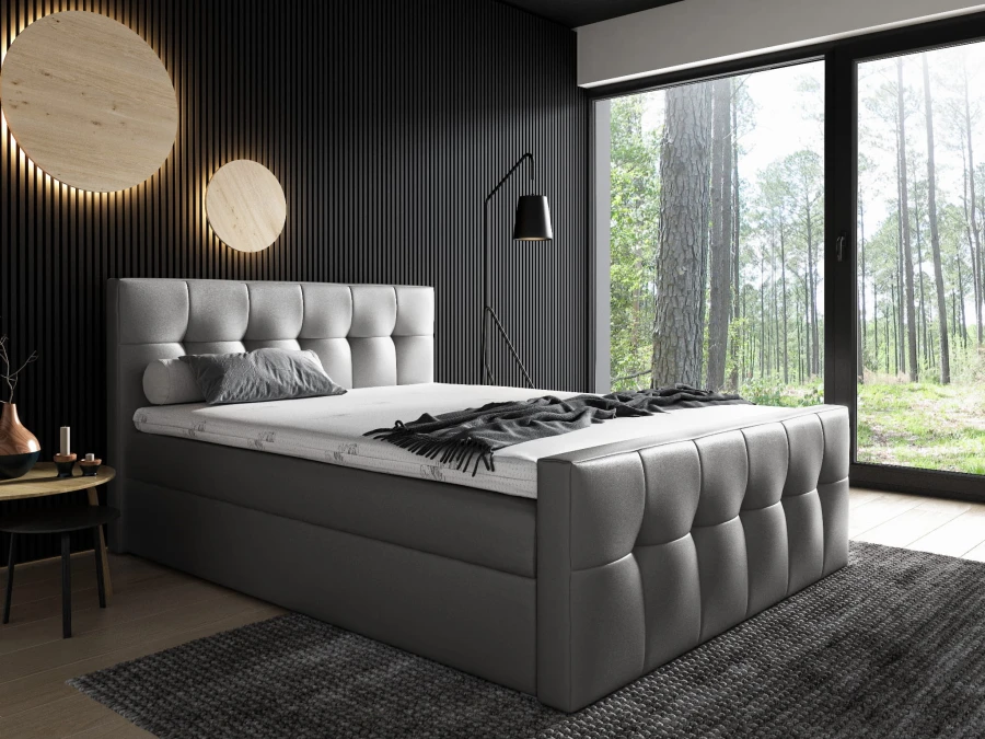 Modernes graues Polsterbett mit gestepptem Rahmen in luxuriösem Zimmer mit Panoramafenster.