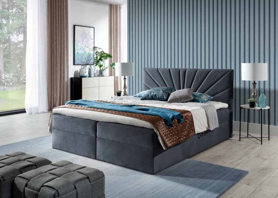 Graues Polsterbett mit fächerförmigem Kopfteil und gemütlicher Bettwäsche im hellen Zimmer.