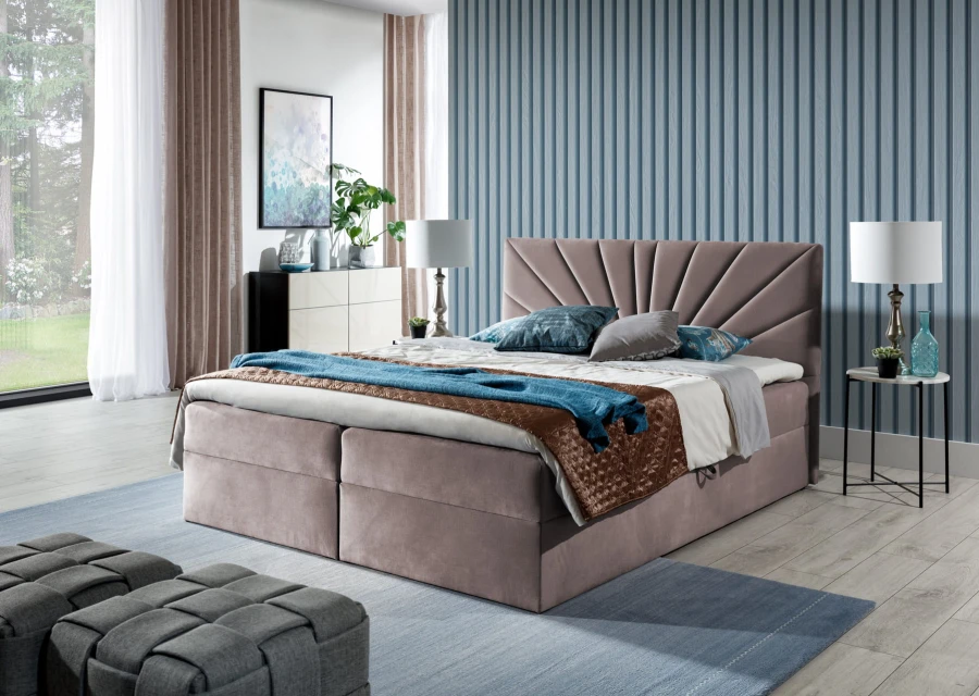Rosa Boxspringbett mit strahlenförmig gestepptem Kopfteil in einem modern eingerichteten Raum.