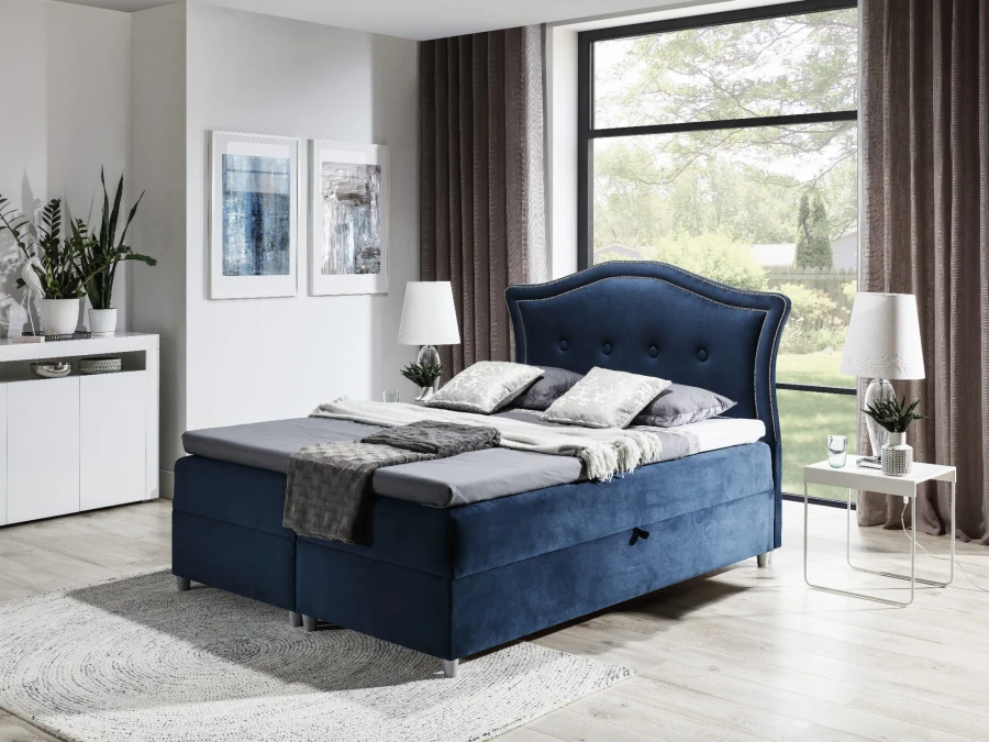 Dunkelblaues Boxspringbett mit geschwungenem Kopfteil aus weichem Samt