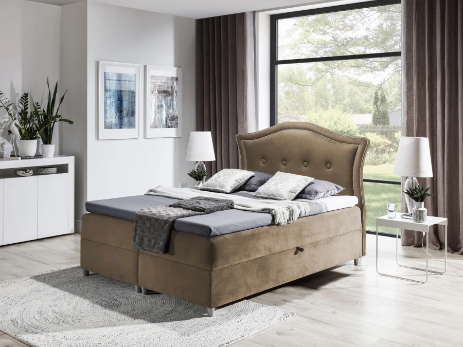 Taupefarbenes Boxspringbett mit dekorativem Kopfteil und praktischem Bettkasten