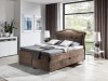 Braunes Boxspringbett mit geschwungenem Kopfteil in zeitloser Optik