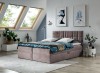 Modernes Boxspringbett in Altrosa mit vertikal gestepptem Kopfteil im hellen Dachzimmer.