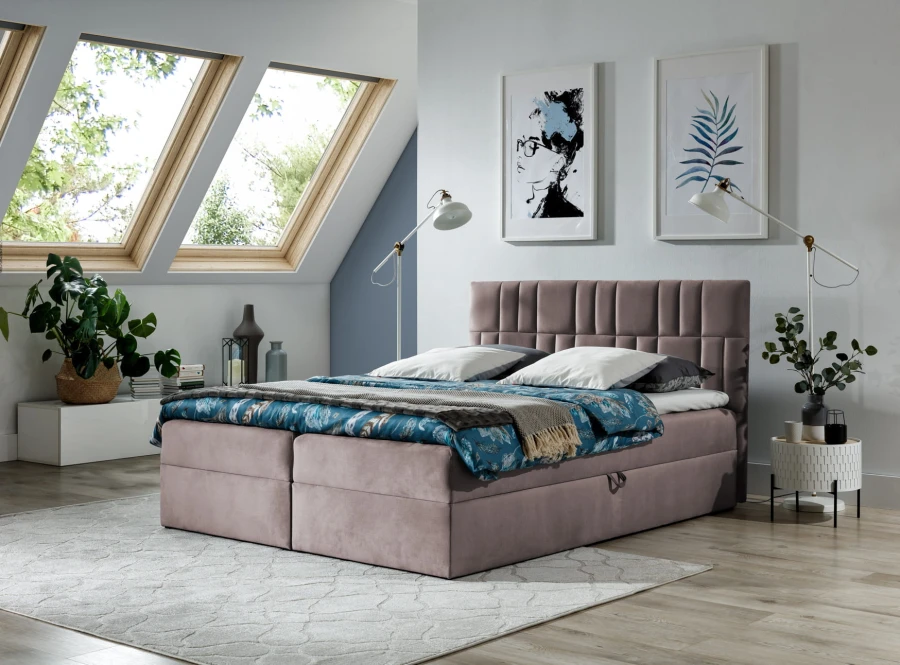 Modernes Boxspringbett in Altrosa mit vertikal gestepptem Kopfteil im hellen Dachzimmer.