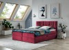 Weinrotes Boxspringbett mit Samtbezug in hellem Schlafzimmer mit Dachfenstern
