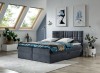 Graues Boxspringbett mit gestepptem Kopfteil in modernem Schlafzimmerambiente