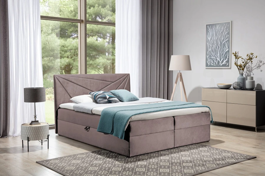 Stilvolles Boxspringbett in Mauve mit geometrisch gestepptem Kopfteil.