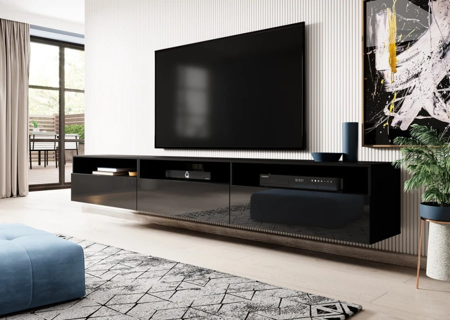 Modernes, schwebendes TV-Board in Schwarz Hochglanz unter einem großen Wandfernseher.