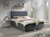 Graues Boxspringbett mit gestepptem Kopfteil und gemütlicher Bettwäsche im Schlafzimmer