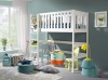 Weißes Kinder-Hochbett mit Leiter und Spielbereich in hellem Kinderzimmer.