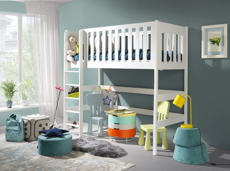 Weißes Kinderhochbett aus Holz mit Leiter und gemütlichem Spielbereich darunter.