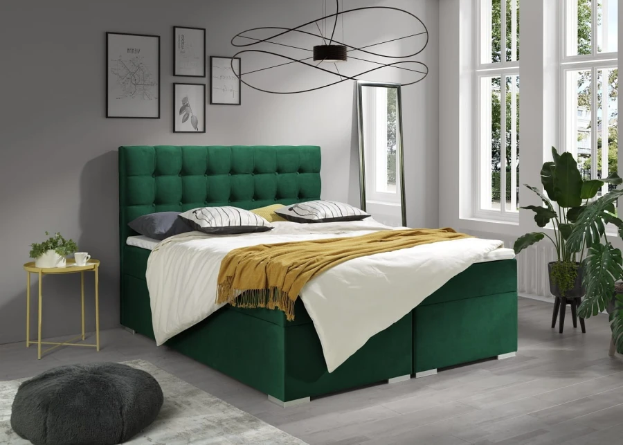 Dunkelgrünes Boxspringbett mit Samtbezug und gelben Akzenten im modernen Schlafzimmer.