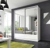 Moderner weißer Schwebetürenschrank mit zwei großen Spiegeltüren im eleganten Wohnzimmer-Ambiente.